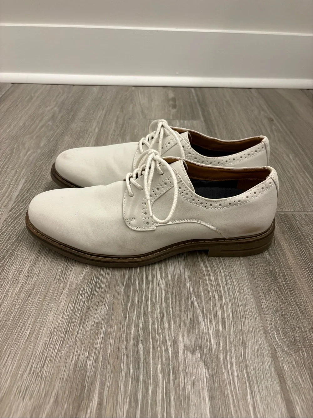 Izod White Leather Men’s Derby Shoes with Brown Soles